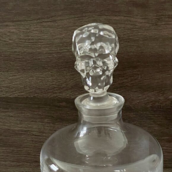 NWOB Nude Shade Whisky Decanter Skull Shaped Stopper Lead Free Crystal 42oz - Picture 8 of 13
